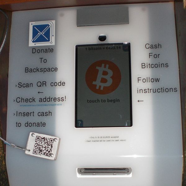 Datei:Bitcoin atm cat.jpg