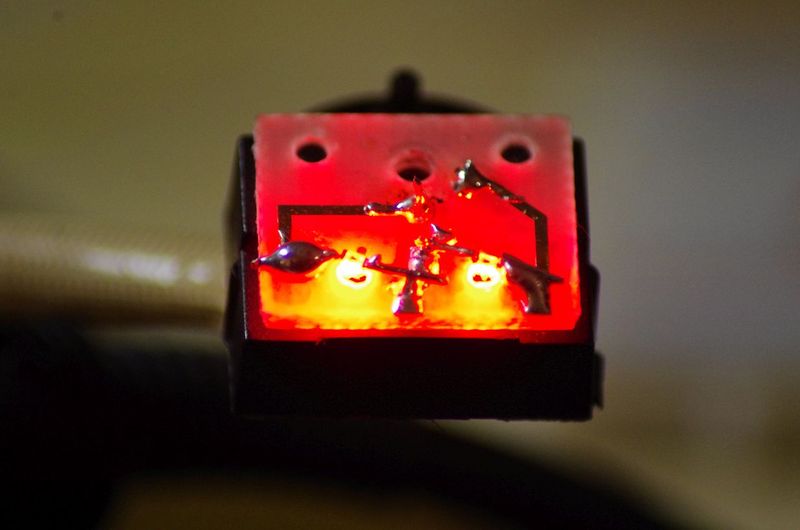 Datei:Singer624 LED burning small.jpg