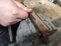 Aus einem Stück Holz wird die Fassung des Griffs geschnitten